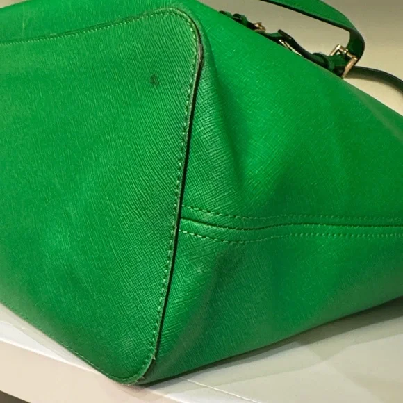 Michael Kors Bright Green Saffiano Tote with Gold Hardware - Picture 6 of 15